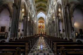 W wielu krajach msze w Niedzielę Palmową odbywają się w pustych świątyniach. Na fot. Katedra Matki Bożej Almudena w Madrycie, 5 kwietnia 2020 r.