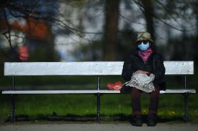 Ryzyko śmierci dotyczy głównie osób starych, schorowanych, ale umierają również całkiem młodzi i dotychczas modelowo zdrowi.