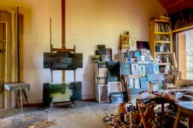 Pejzaże nadbużańskie nasadzone na płótna w różnych formatach wypełniają pracownię. Artysta wciąż tworzy, bo szuka właściwego wyrazu. Godzinami wpatruje się w głąb rzeki. Jest w tych seansach nad wodą coś z misterium. Doświadczanie potęgi i tajemnicy.