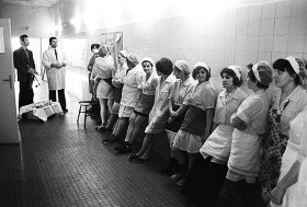 Kraków, 1977. Stołówka, rozdawanie 'goździków' w Dzień Kobiet. Widok kobiet w kolejce był tak naturalny, że prawdopodobnie w tej scenie nie widziano nic niestosownego.