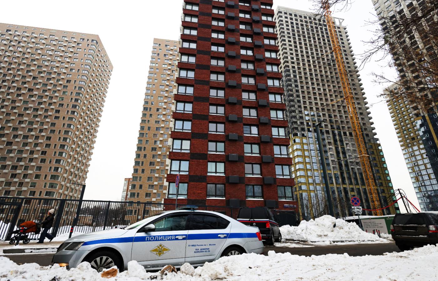 Policyjny samochód w pobliżu miejscu ataku na gen. por. Władimira Aleksiejewa w Moskwie, 6 lutego 2025 r.