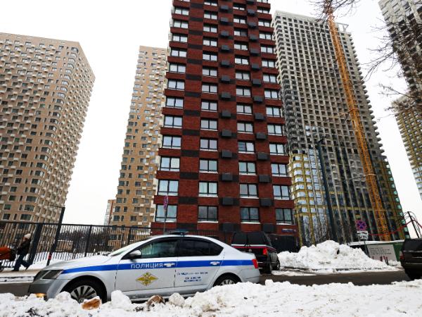 Policyjny samochód w pobliżu miejscu ataku na gen. por. Władimira Aleksiejewa w Moskwie, 6 lutego 2025 r.