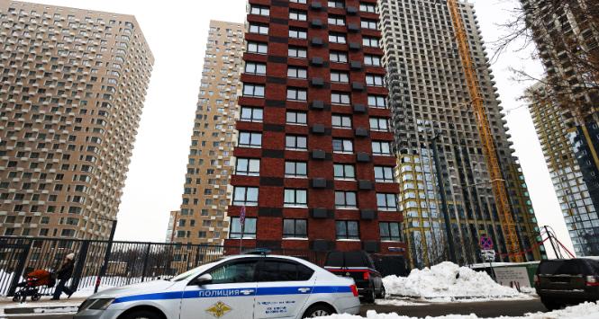 Policyjny samochód w pobliżu miejsca ataku na gen. por. Władimira Aleksiejewa w Moskwie, 6 lutego 2025 r.