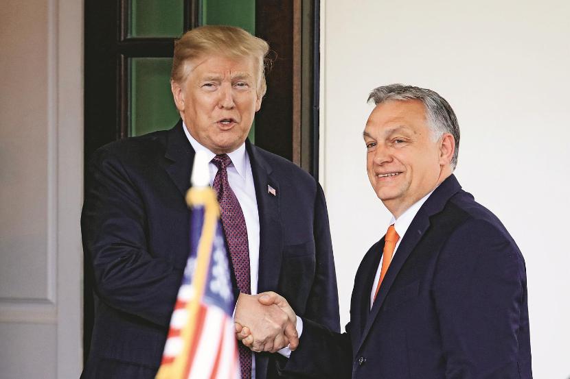 Dwa bratanki? Odkąd przed trzema laty Trump przyjął Orbána w Gabinecie Owalnym, popularność szefa węgierskiego rządu za oceanem rośnie. Były prezydent nie szczędził gościowi kurtuazyjnych pochwał.