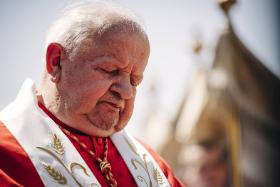 Kard. Stanisław Dziwisz został oskarżany o zaniedbania i tuszowanie pedofilskich skandali. Kardynał przyjął motto sokratejskie: wiem, że nic nie wiem.