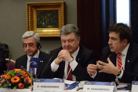 Politycznemu projektowi Gruzina patronuje z cienia Poroszenko: bez niego Saakaszwili by nie ruszył. Tu obaj na mitingu Europejskiej Partii Pracy.