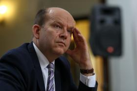 Strategia ministra Radziwiłła coraz mniej podoba się w samym PiS. Grozi bowiem wybuchem społecznego gniewu.