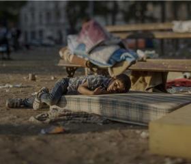 Abdullah, 5 lat, Belgrad, SerbiaChłopczyk cierpi na chorobę krwi. Ostatnie dwie nocy spędził pod gołym niebem przy dworcu głównym stolicy Serbii. Na własne oczy widział śmierć siostry w Daraa w Syrii. Nie może się otrząsnąć z koszmaru. Matki nie stać na zakup leków dla syna, mimo że Abdullah bardzo ich potrzebuje.