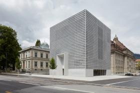 Bündner Kunstmuseum (Muzeum Sztuki) w miejscowości Chur. Siedzibę muzeum należało powiększyć i unowocześnić. Zadania podjęło się hiszpańskie studio Barozzi Veiga, nagrodzone już m.in. prestiżową nagrodą Miesa van der Rohe. Mamy tu więc sześcian na 4 tys. m kw., zbudowany z betonowych fasad. Sale wystawowe znajdują się także pod ziemią. Architekci wybrali konstrukcję klasyczną, nawiązującą do tradycji ornamentalnej budynku Villa Planta, który dawniej był zwyczajną rezydencją, a dziś jest siedzibą muzeum. Oba budynki są symetryczne, geometryczne, minimalistyczne, pozbawione – bo na tym projektantom zależało w szczególności – niepotrzebnych elementów.
