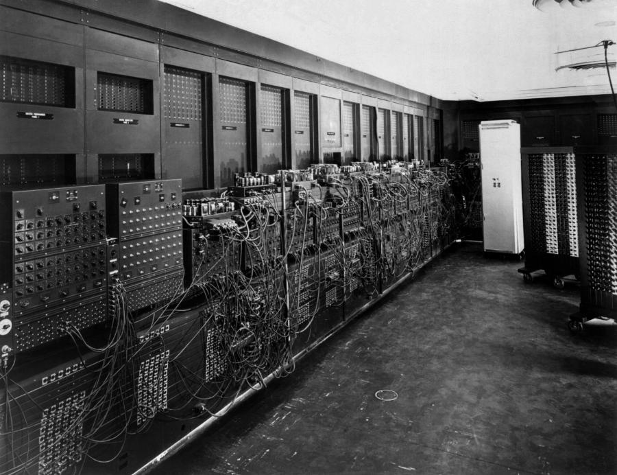 Von Neumann namówił amerykańską marynarkę wojenną do sfinansowania prac nad przygotowaniem numerycznej prognozy, która miała zostać opracowana z pomocą pierwszego komputera cyfrowego z prawdziwego zdarzenia. Był nim ENIAC (na zdjęciu).
