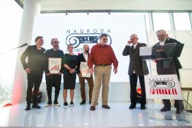 Jerzy Szczepanik-Dzikowski i Mateusz Świętorzecki z JEMS Architekci oraz Przemo Łukasik, Łukasz Zagała i Dorota Pala z Medusa Group, autorzy projektu Hali Koszyki.