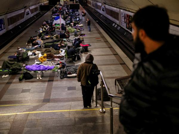 Kijowskie metro służące jako schron dla ludności, 7 października 2026 r.