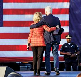 Poglądy Hillary Clinton są zgodnie oceniane jak centrowe, a przez to mało wyraziste.
