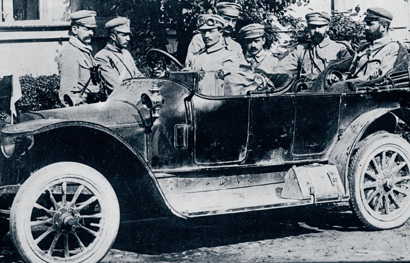 Józef Piłsudski (drugi z prawej) w otoczeniu oficerów w Kielcach.