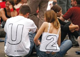Fani U2 podczas koncertu w Chorzowie, 2005 r.