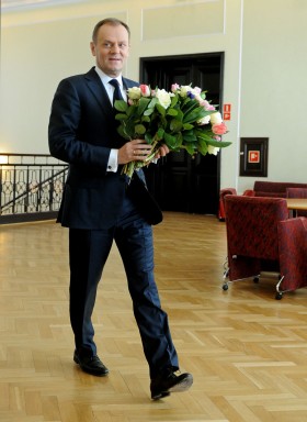 Donald Tusk ostatnio raczej nie dostaje kwiatów. Na zdjęciu: premier z bukietami, które wręczy paniom podczas posiedzenia rządu w Dniu Kobiet.