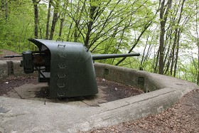 Gdynia - Redłowo, brzeg klifu ze stanowiskiem ogniowym powojennej baterii artylerii.