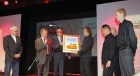 Pracowania HS99 z Koszalina odbiera Grand Prix za projekt katowickiego  Centrum Informacji Naukowej i Biblioteki Akademickiej.