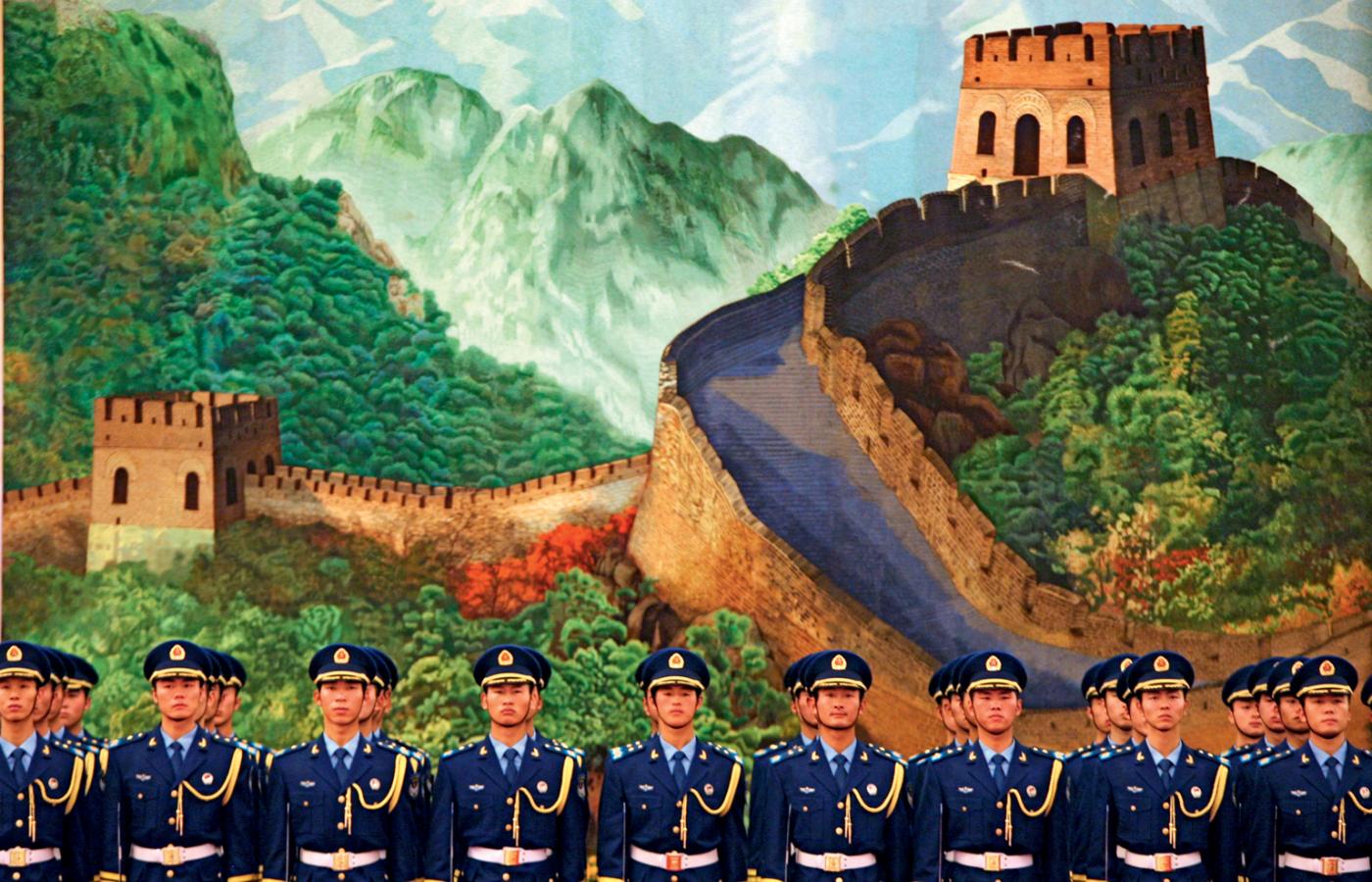 Ceremonia powitania prezydenta Baracka Obamy w Pekinie. Kompania honorowa na tle muralu przedstawiającego Wielki Mur.