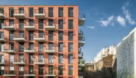 Blok przyciąga uwagę, drobiazgi (np. ornamenty żłobione w betonie) przydają mu urody i niewykluczone, że kiedyś trafi do podręczników historii budownictwa jako ten, który ponownie przeprowadził „mieszkaniówkę” ze świata cegieł do świata prefabrykatów.