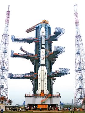 Kosmodrom Sriharikota, indyjska rakieta GSLV-F06 przed startem.