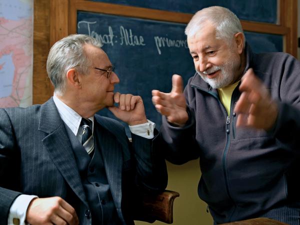 Marek Kondrat (po lewej) mimo oficjalnego zakończenia kariery aktorskiej zgodził się zagrać profesora łaciny w najnowszym filmie Janusza Majewskiego (po prawej)