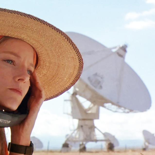 Jodie Foster jako Ellie Arroway  w filmie „Kontakt“ z 1997 r. Pierwowzorem tej bohaterki była Jill Cornell Tarter ¬– amerykańska astronomka i astrobiolożka, dyrektorka Centrum Instytutu SETI.
