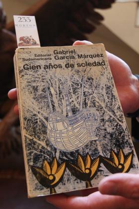 Pierwsze wydanie powieści „Sto lat samotności” kolumbijskiego noblisty Gabriela Garcíi Márqueza.