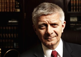 „Rynek nieprzejrzysty jest nieefektywny i szkodzi gospodarce. Natomiast pomysł, żeby każdy mógł sam kupować walutę w kantorach i przynosić do banku, to nieporozumienie”.