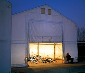 Namiot dostawiony do hali fabrycznej na warszawskim Ursynowie - przedmiot sporu z władzami miasta.