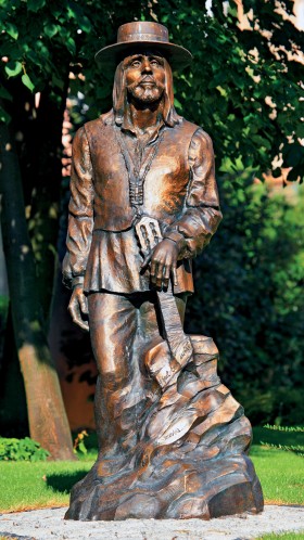 Pomnik Niemena w Opolu. Dłoń oparta o gitarę symbolizuje, że artysta tworzy nawet w zaświatach.