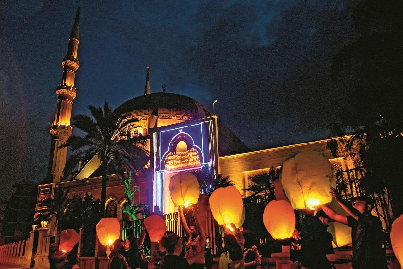 Płoną lampiony, płoną serca... Sydon w południowym Libanie. Początek świętego miesiąca (po zachodzie słońca 23 kwietnia br.). A meczet zamknięty.