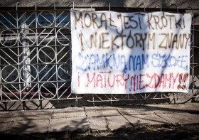 Transparent na budynku LI Liceum Ogólnokształcącego w Łodzi.