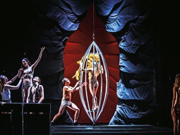 „Diabły” w reż. Agnieszki Błońskiej w Teatrze Powszechnym w Warszawie. Mocna kobieca odpowiedź na dwa tysiące lat katolickiej mizoginii i seksizmu.