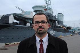 Marcin Horała zna starą prawdę marketingu, że do ludzi najlepiej przemawiają proste obrazy.