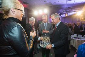 Redaktor naczelny Jerzy Baczyński, prócz roli prowadzącego galę, wystąpił w jeszcze innej funkcji... 15-lecie jest tego warte!