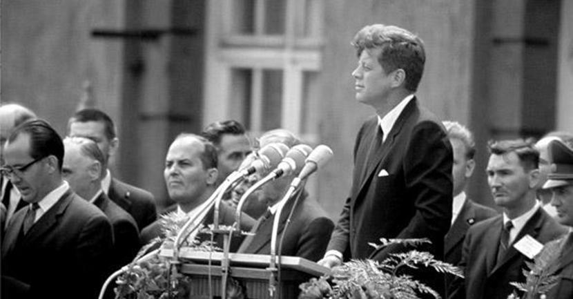 John Fitzgerald Kennedy 26 czerwca 1963 r.: „Dwa tysiące lat temu największą dumą było powiedzieć: jestem obywatelem rzymskim. Dzisiaj, w świecie wolności, największą dumą jest powiedzieć: jestem berlińczykiem”.