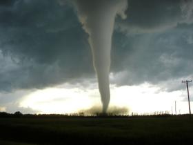 Tornado w okolicach Elie, Manitoba, Kanada