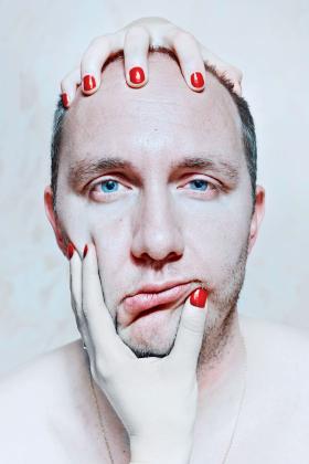 „Seksoholizm ma różne oblicza – nie zawsze oznacza pragnienie odbycia jak największej liczby stosunków”.