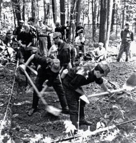 Prace ekshumacyjne na terenie Piatichatek, lipiec 1991 r.