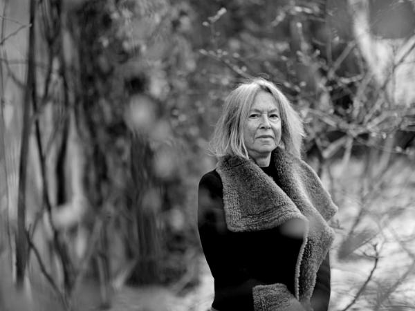 Amerykańska poetka Louise Glück, laureatka Literackiej Nagrody Nobla 2020, przed swoim domem w Cambridge. Grudzień 2020 r.