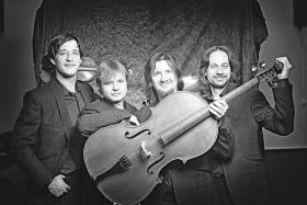 Od lewej: Paweł Zalejski (skrzypce), Bartosz Zachłod (skrzypce), Piotr Skweres (wiolonczela), Piotr Szumieł (altówka).