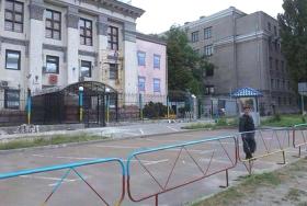 Płot ambasady rosyjskiej w Kijowie nieznani sprawcy pomalowali w barwy gospodarzy.