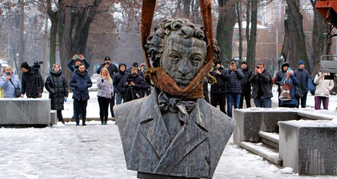 Demontaż pomnika Aleksandra Puszkina w Dniprze, grudzień 2022 r.