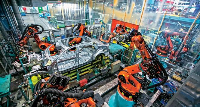 Roboty przemysłowe przy pracy w fabryce Mercedesa koncernu Daimler AG w niemieckim Sindelfingen.