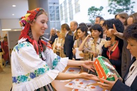 Nawet krytyczny konsument z trudem opiera się sile reguły wzajemności: coś dostałem, więc muszę się jakoś zrewanżować i coś kupić.