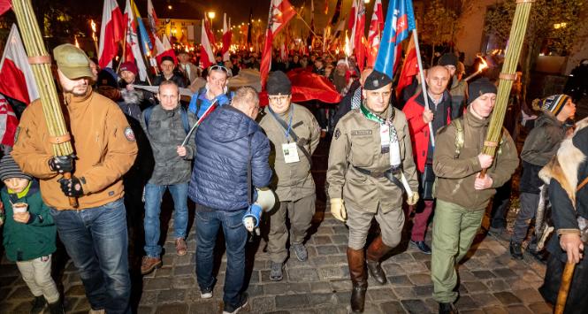 Do głosu coraz mocniej dochodzą jawni ekstremiści, którzy uważają nawet Konfederację za zbyt miękką. Na zdjęciu, antysemicki marsz w Kaliszu.