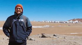 Dr Łukasz Tychoniec na położonym 5 tys. m n.p.m. chilijskim płaskowyżu Chajnantor, pustynia Atakama.