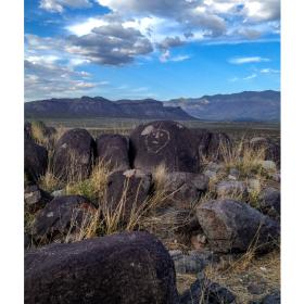 Tysiąc lat temu lud Jornada Mogollon pokrył czarne, wulkaniczne głazy Three Rivers tysiącami petroglifów, przedstawiających wszelkie aspekty otaczającej ich rzeczywistości. Większość przetrwała do dziś.
