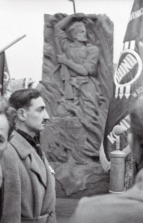 Marek Edelman podczas odsłonięcia pomnika upamiętniającego żydowskich bojowników z getta, Warszawa 1947 r.